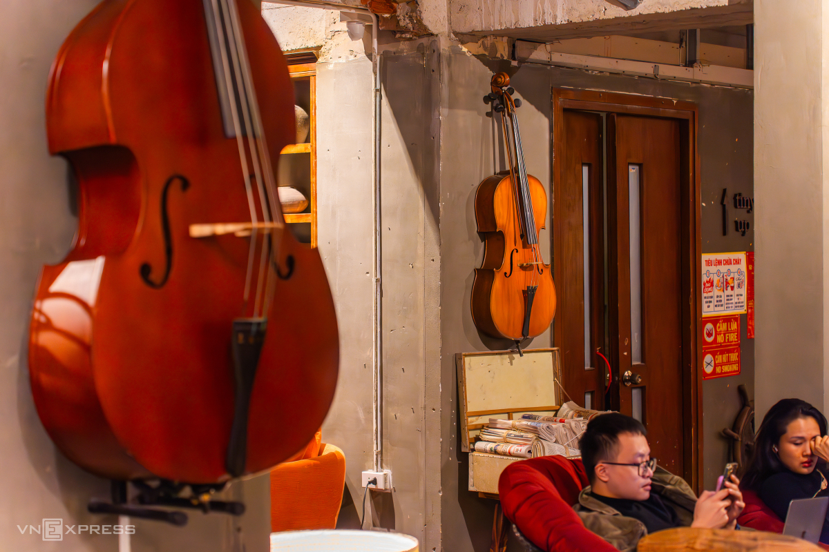 Quán cà phê trang trí ba tấn sách ở Hà Nội